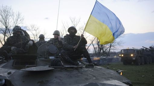 Ukrajinští vojáci nedaleko Slavjansku na východě země. Město kontrolují proruští separatisté, úřadující prezident nařídil protiteroristickou operaci.