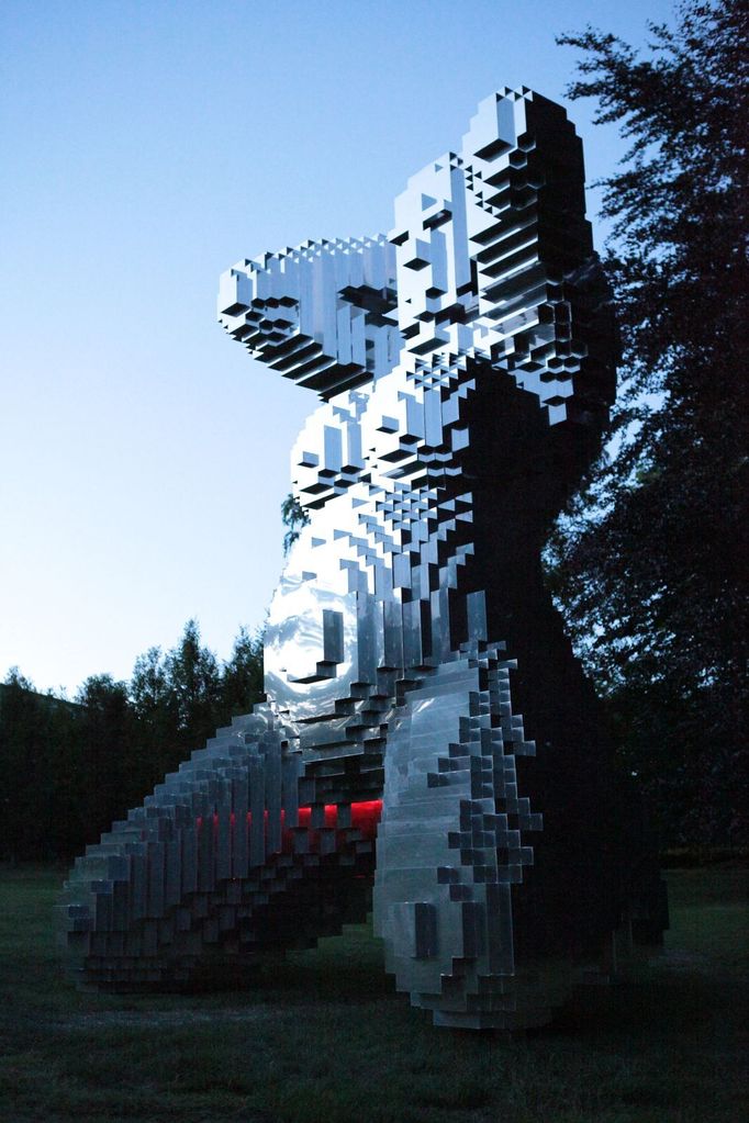 Plastika In Utero je šestimetrová plastika z nerezové oceli, která znázorňuje klečící těhotnou ženu. Vznikla v roce 2013.