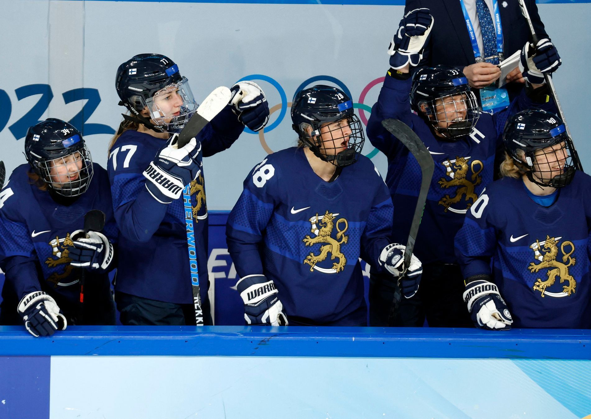 Finské hokejistky se radují ze sedmé branky do sítě Japonska na ZOH 2022.