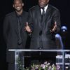 Basketbalové hvězdy Kobe Bryant a Magic Johnson na rozloučení s Michaelem Jacksonem