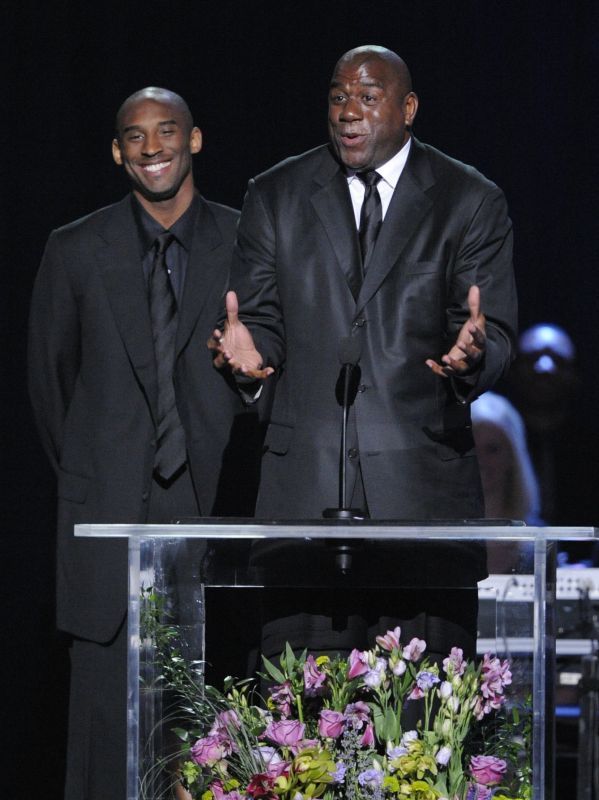 Basketbalové hvězdy Kobe Bryant a Magic Johnson na rozloučení s Michaelem Jacksonem