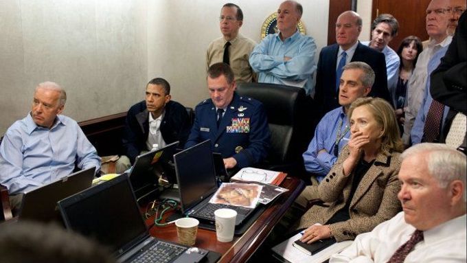 Hillary Clintonová sleduje zásah proti Usámovi bin Ládinovi.