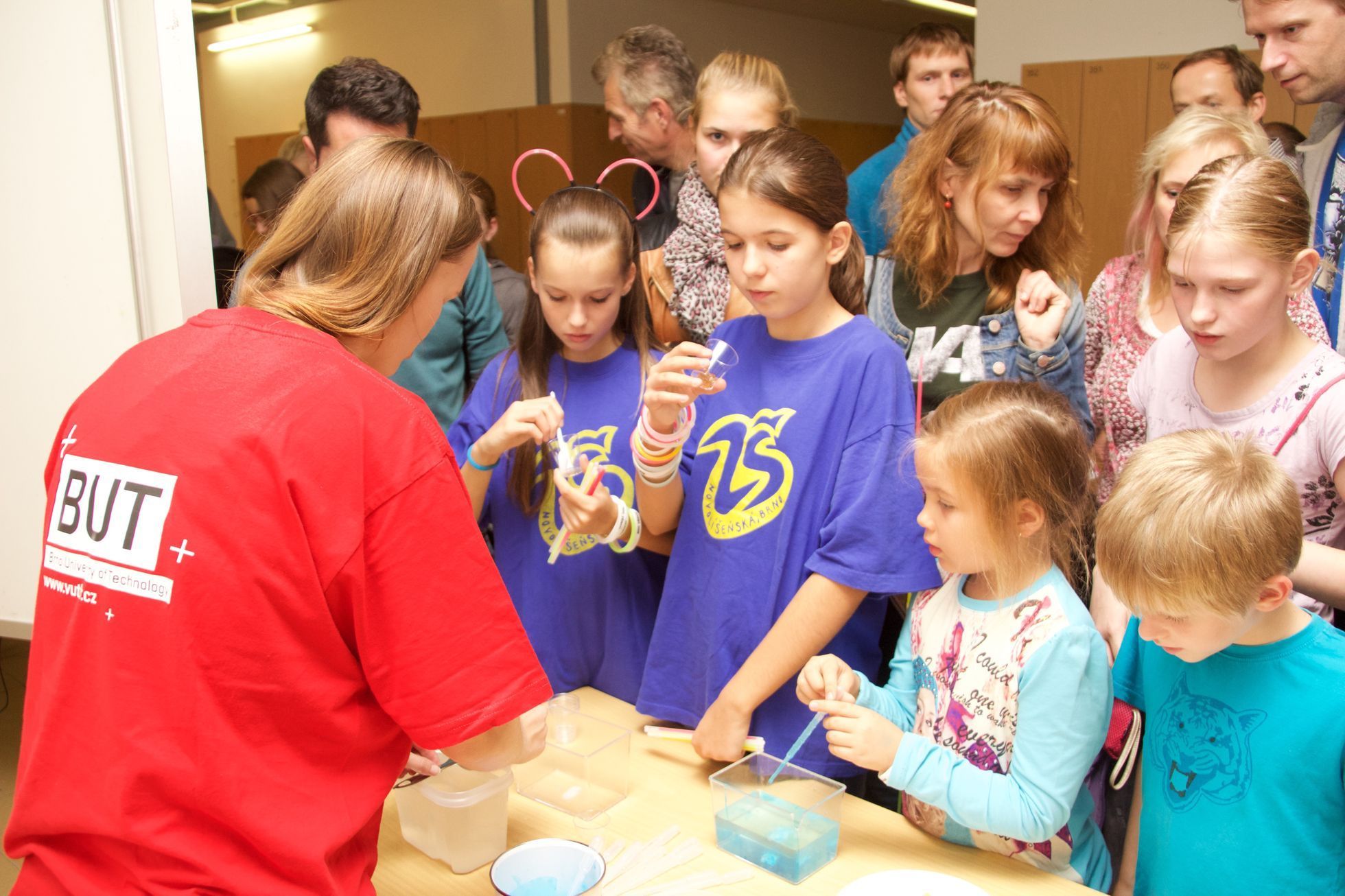 Brněnská Noc vědců. Mladí vědci ukázali, že věda může být i zábavná