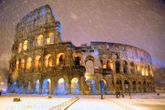 Koloseum se začalo naklánět, čeká ho osud věže v Pise?