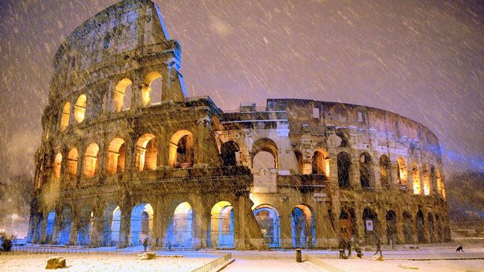 Starověké Koloseum během sněhové vánice pozdě v noci v Římě, 4. února 2012.