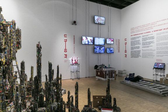Snímek z instalace Kinterova díla v Miláně.