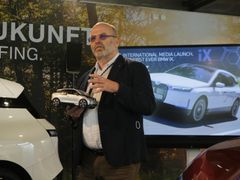 Johan Kistler je otcem projektu iX i elektromobilu i3, jehož model drží v ruce. O technice auta dokáže mluvit hodiny. V uchu má náušnici "iX".