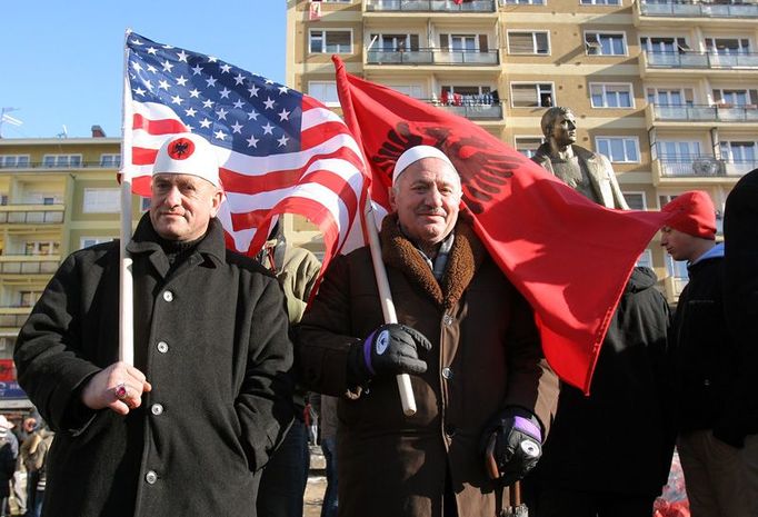 Ne všichni se nechali strhnout konzumem. Tito veteráni důstojně stáli u pomníku kosovského vojína.