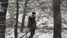 A North Korean soldier walks along the banks of Yalu River, near the North Korean town of Sinuiju, opposite the Chinese border city of Dandong February 12, 2013. North Korea conducted its third-ever nuclear test on Tuesday, a move likely to anger its main ally China and increase international action against Pyongyang and its new young leader, Kim Jong-un. REUTERS/Stringer (NORTH KOREA - Tags: POLITICS MILITARY) Published: Úno. 12, 2013, 7:11 dop.