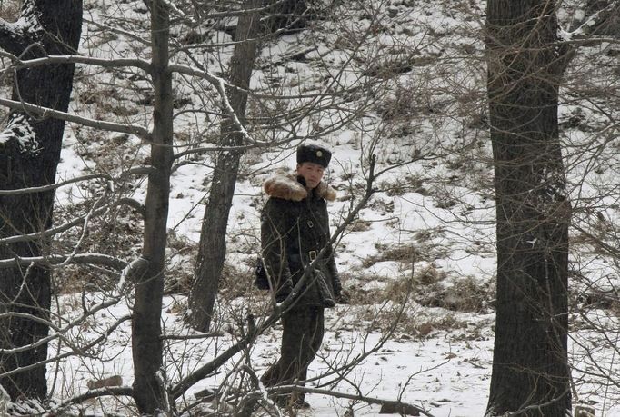 A North Korean soldier walks along the banks of Yalu River, near the North Korean town of Sinuiju, opposite the Chinese border city of Dandong February 12, 2013. North Korea conducted its third-ever nuclear test on Tuesday, a move likely to anger its main ally China and increase international action against Pyongyang and its new young leader, Kim Jong-un. REUTERS/Stringer (NORTH KOREA - Tags: POLITICS MILITARY) Published: Úno. 12, 2013, 7:11 dop.