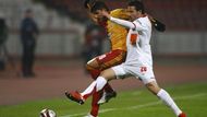 Galatasaray Istanbul se musel obejít bez pomoci zraněného Milana Baroše. Na snímku bojuje o míč Baris Özbek