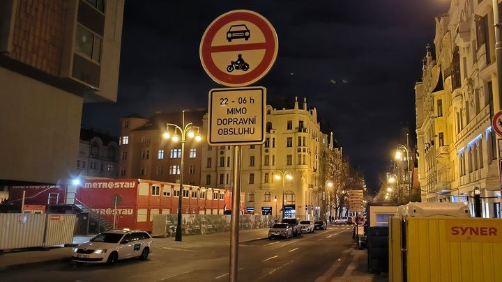 V části pražského Starého Města začne opět platit zákaz nočního vjezdu aut