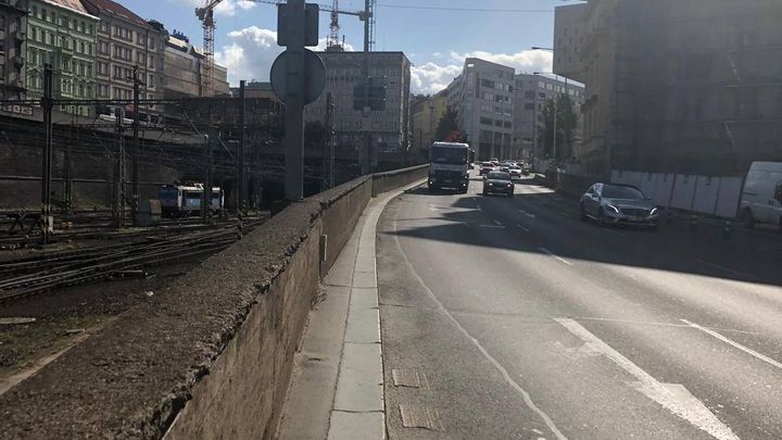 Konec "chodníčku smrti" u hlavního nádraží. Z 30 centimetrů se rozšíří až na 3 metry