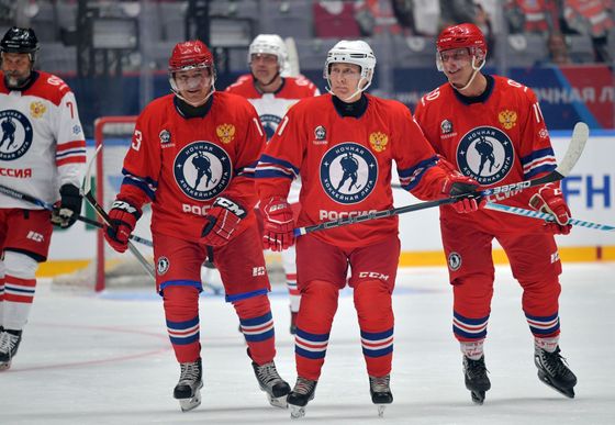 Sergej Šojgu (druhý zleva) hraje s Vladimirem Putinem a dalšími hokej.