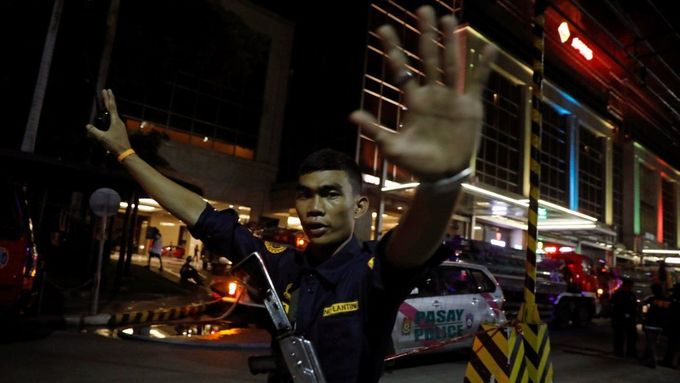 Bezpečnostní jednotky uzavřely okolí oblíbeného hotelového komplexu v Manile, hosté a návštěvníci byli evakuováni.