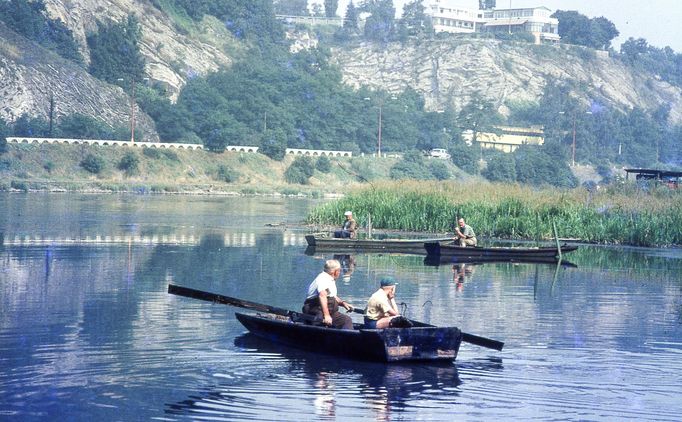 Rybáři na Vltavě nedaleko Barrandova v Praze. Rok 1968