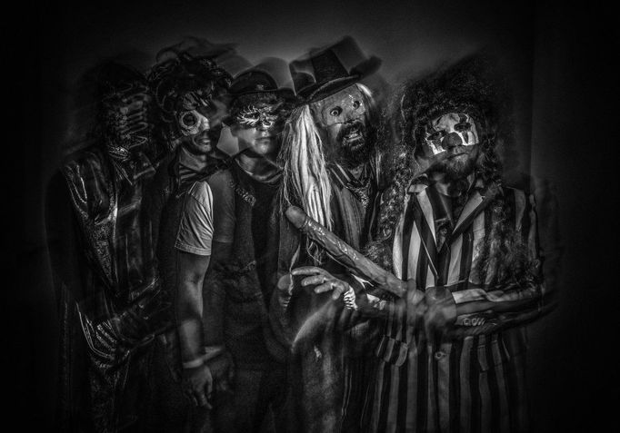 Vojtěch Vlk: ukázky z výstavy fotografií Masked musicians v Rock Café Praha