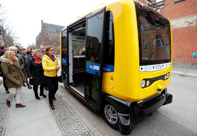 Samořízený minibus v kampusu berlínské nemocnice.