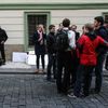 Kromě novinářů přišli před klub sociální demokracie i aktivní voliči.