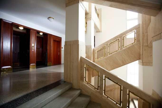 Palác společnosti EGAP skrývá ve svém interiéru páternoster, Design výtahu navrhla ak. Arch. Jana Tomanová, a to s důrazem na dřívější originální vzhled.