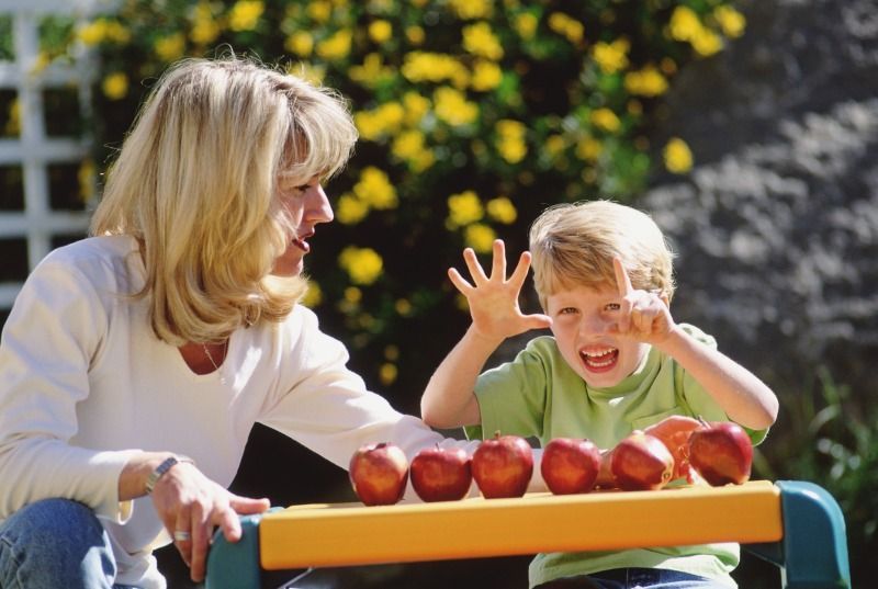 Maminka a dítě s jablky