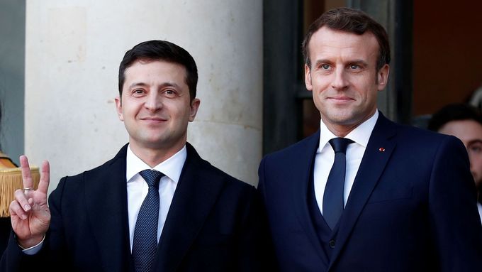 Ukrajinský prezident Volodymyr Zelenskyj a jeho francouzský protějšek Emmanuel Macron na summitu v Paříži