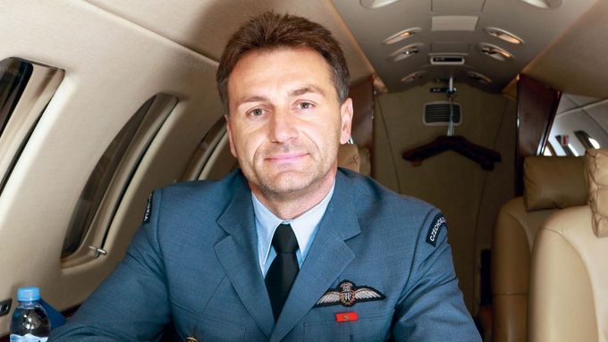 Piloti společnosti Aeropartner létají v replikách uniforem českých letců RAF. Podle Richarda Santuse jim firma tím chce vzdát hold.