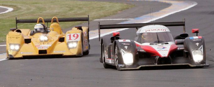 Jacques Villeneuve s Peugeotem 908 (vpravo) předjíždí Boba Berridge za volantem Loly Aer.
