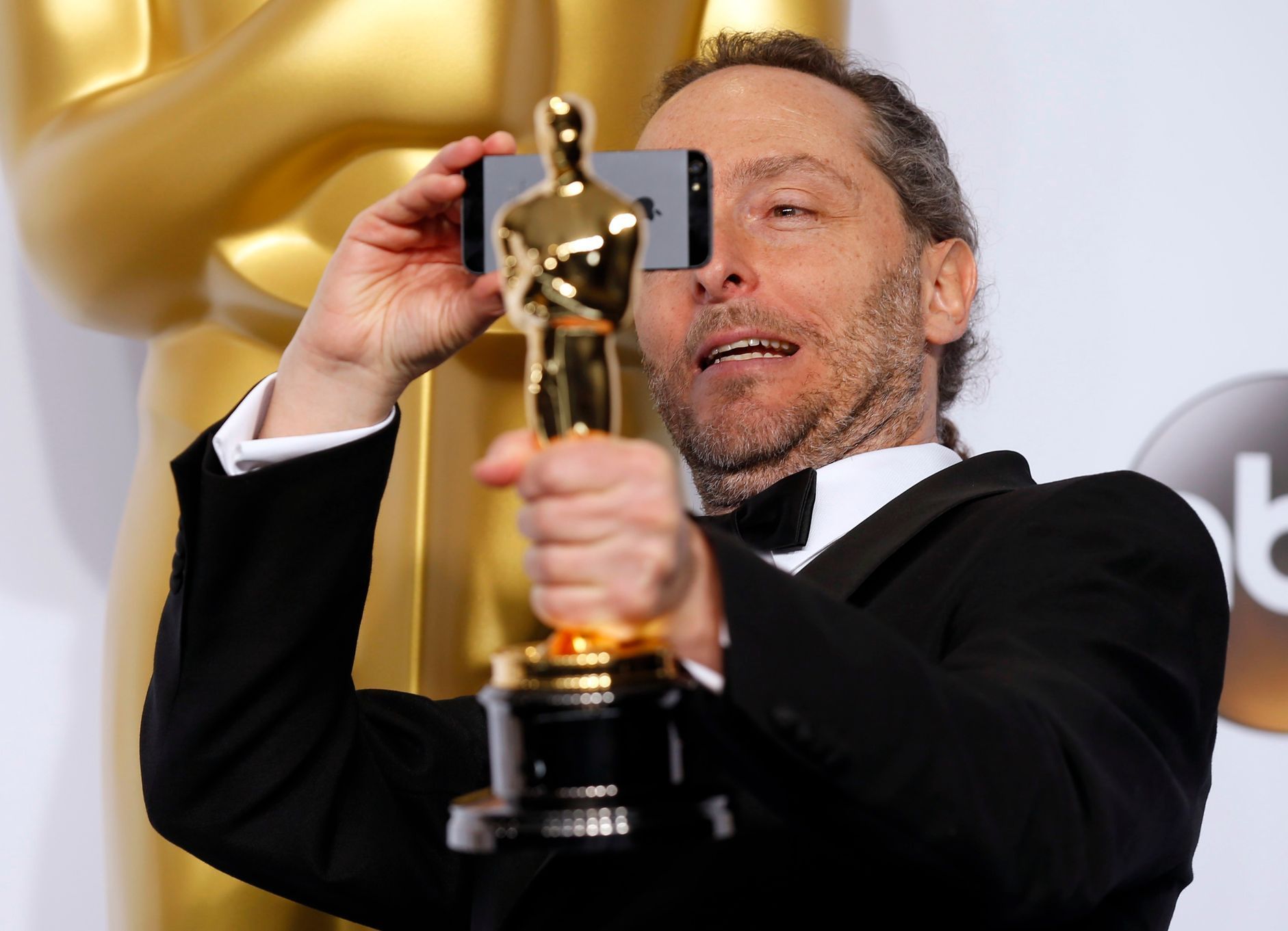 Emmanuel Lubezki poses with the Oscar for best cinematography for the film &quot;Birdman or (The Unexpected Virture of Ignorance),&quot; during the 87th Academy Awards in Hollywood