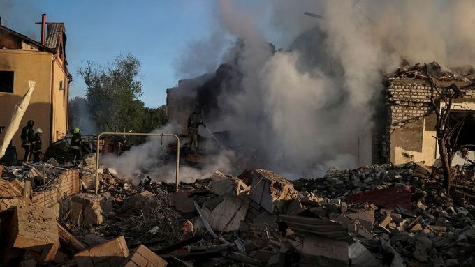 Následky ruského raketového útoku v Charkově na Ukrajině, 10. května 2024.
