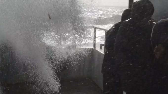 Lidé ve městě Porthleven na jihozápadě Anglie pozorovali obrovské vlny, které vytvořila bouře Ophelia. Pak všechny zasáhla osmnáctimetrová vlna.