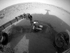 Tak vidí povrch Marsu robot Spirit. Studie zveřejněná v časopisu Science použila veškeré infomace získané roboty a družicemi za poslední desetiletí.