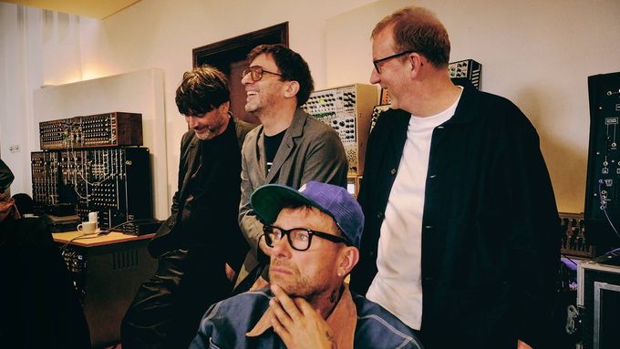 Singl The Narcissist z nového alba Blur. Vzadu jsou Alex James, Graham Coxon, Dave Rowntree, vepředu Damon Albarn. Foto: Reuben Bastienne-Lewis