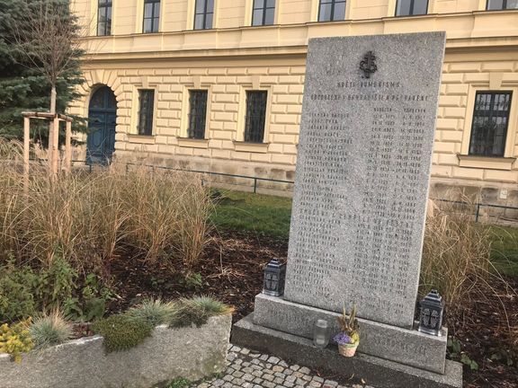 Před bývalou věznicí je pomník, na kterém jsou mimo jiné jména těch, které komunisté vě věznici popravili