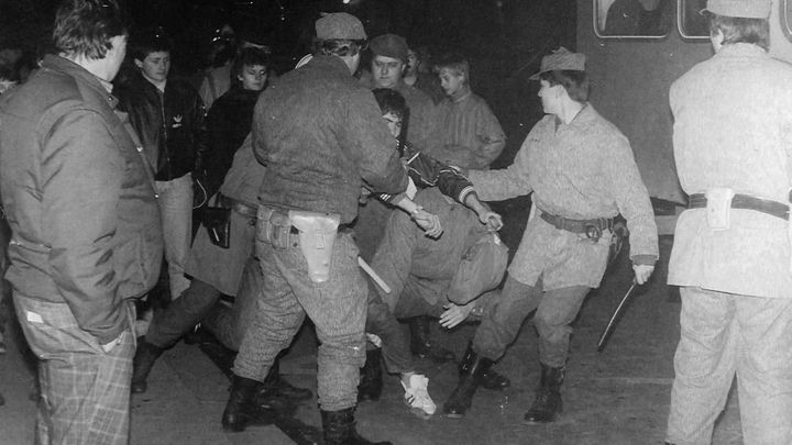 Jak žlutá mlha a punk zrodily teplickou revoltu. Pád totality začal na severu Čech