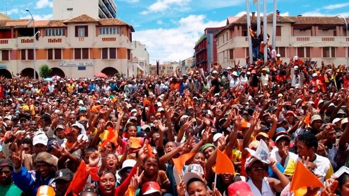 Demonstrace tisíců lidí v Antananarivu. Následoval zásah bezpečnostních složek a smrt nejméně 28 lidí. Sobota, 7. února