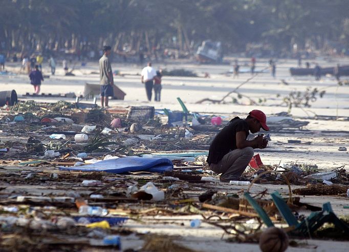 Uplynulo 15 let od ničivé vlny tsunami, která si 26. prosince 2004 vyžádala na pobřeží Indického oceánu v jihovýchodní Asii přes 230 000 mrtvých.