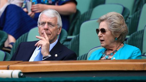 John Major s manželkou na semifinále Wimbledonu 2019