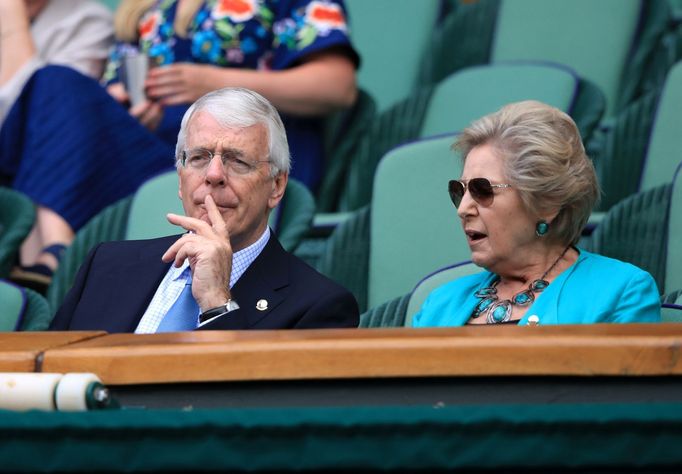 John Major s manželkou na semifinále Wimbledonu 2019