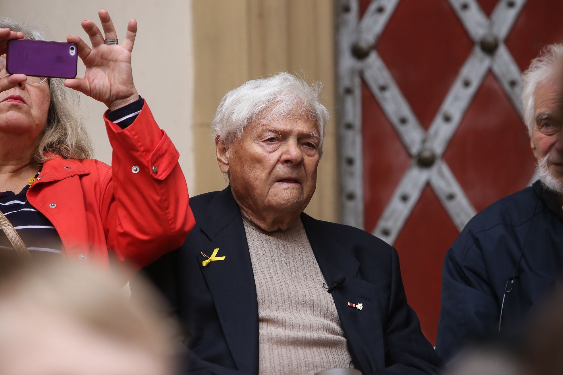 Uctění památek holokaustu na Strossmayerově náměstí pořádáné Terezínskou štafetou za účasti Jiřího Brady