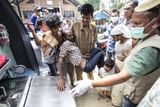 Indonésie na místo poslala pracovníky imigračních úřadů. Někteří z běženců byli natolik vyčerpaní, že potřebovali lékařské ošetření.