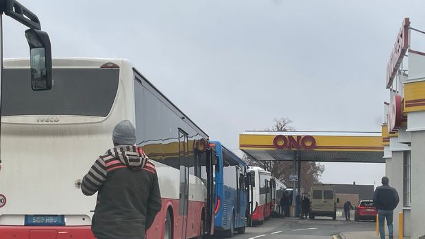 Drahý benzin? V poměru k průměrné mzdě je teď třikrát levnější než za komunistů