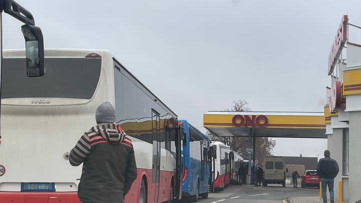 Drahý benzin? V poměru k průměrné mzdě je teď třikrát levnější než za komunistů; Zdroj foto: Eva Srpová