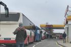 Drahý benzin? V poměru k průměrné mzdě je teď třikrát levnější než za komunistů