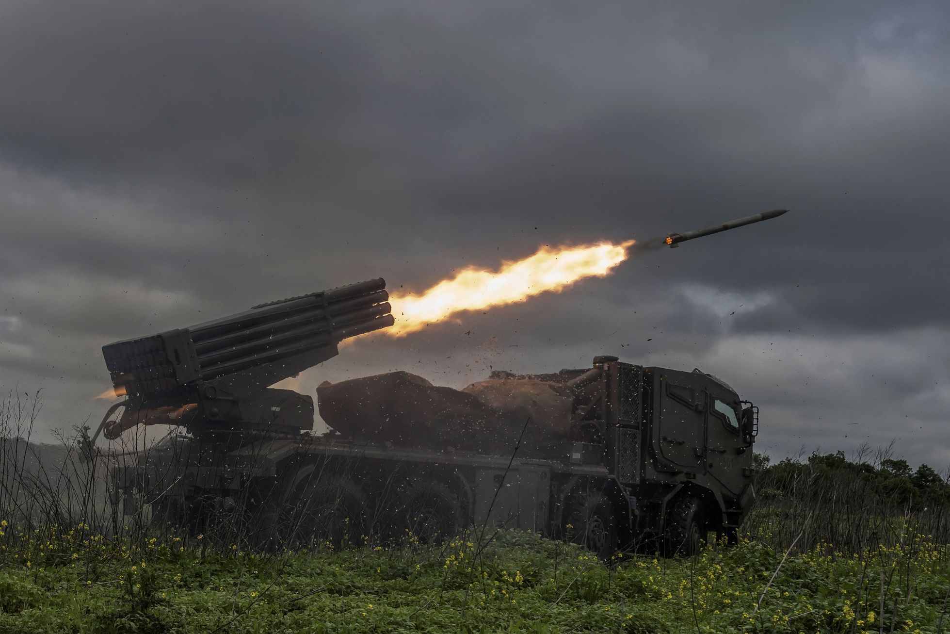 Palba ukrajinského raketometu u města Avdijivka.