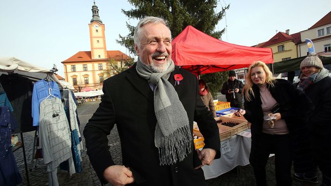 Fotoblog: Topolánek vyrazil na Plzeňsku mezi lidi. Ty to ale příliš nezajímalo