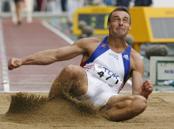 Roman Šebrle při skoku do dálky na MS v Ósace.