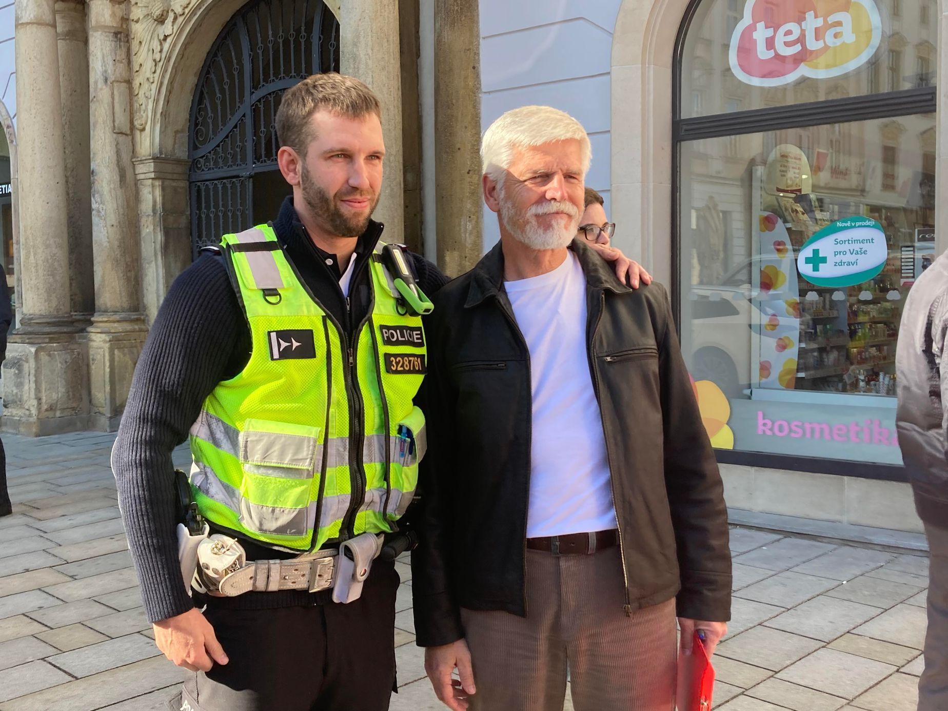 S Petrem Pavlem se přišel vyfotit také tento policista, který vyskočil na chvilku z auta.