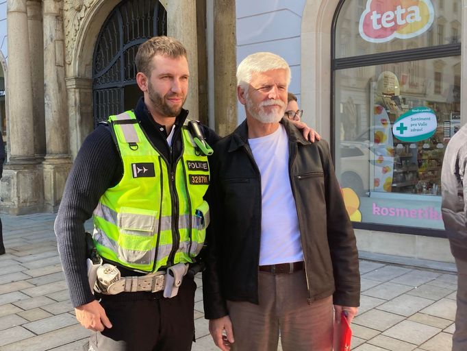 S Petrem Pavlem se přišel vyfotit také tento policista, který vyskočil na chvilku z auta.