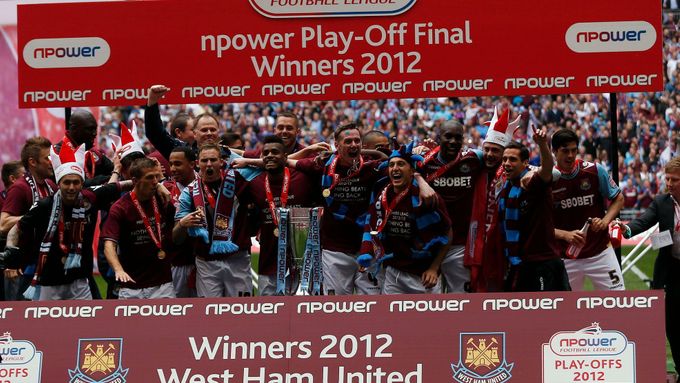 Hráči West Hamu United slaví postup do Premier League